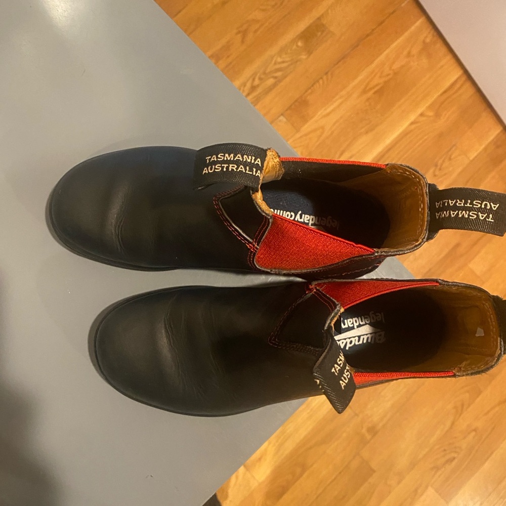 Blundstone WOMENS Black Boots with Red Elastic - Picture 3 of 5